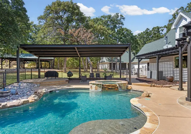 Photo 4 of Single family home for sale at 9674 Oak Meadow Ln, Pilot Point, TX 76258 | MLS# 21339406 | Listing updated on 2026-10-06