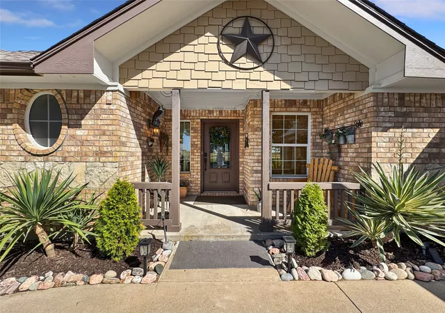 Photo 4 of Single family home for sale at 7205 Muirfield Dr, Cleburne, TX 76033 | MLS# 21363790 | Listing updated on 2026-08-31
