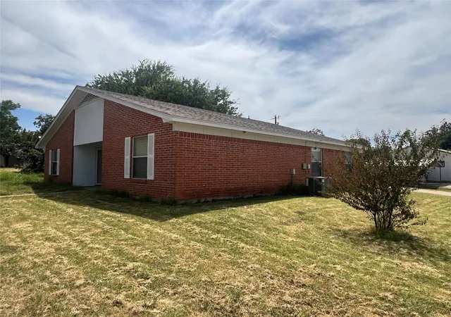 Photo 1 of Multi family home for sale at 1323 1325 N Mary St, Comanche, TX 76442 | MLS# 21364954 | Listing updated on 2026-08-20