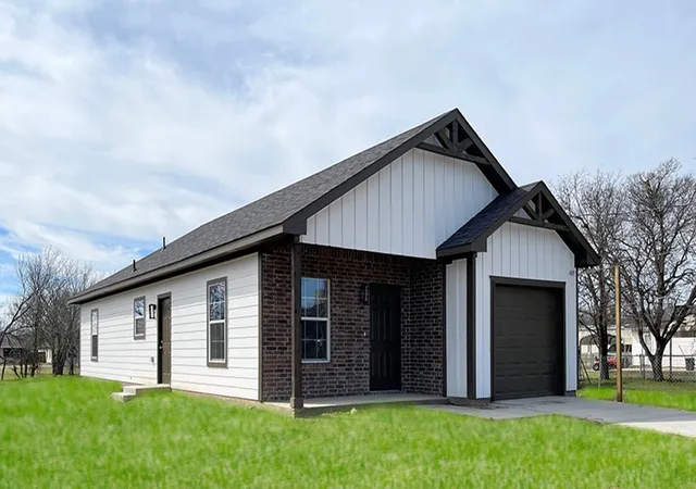 Photo 1 of Single family home for sale at 504 Sw 15th St, Mineral Wells, TX 76067 | MLS# 21352462 | Listing updated on 2026-08-20