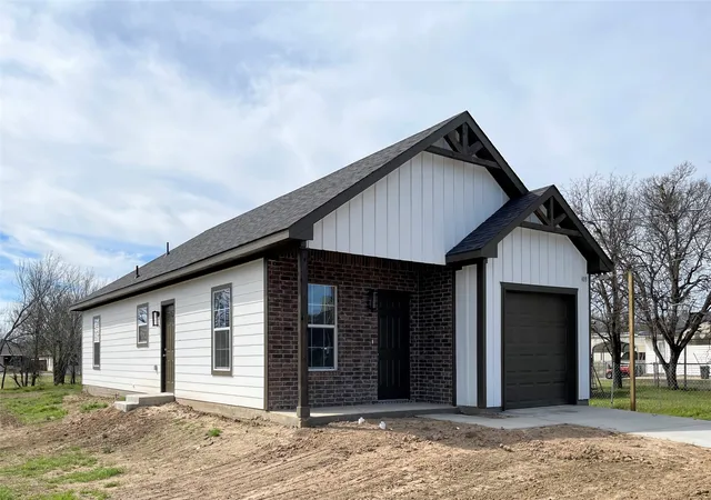 Photo 2 of Single family home for sale at 504 Sw 15th St, Mineral Wells, TX 76067 | MLS# 21352462 | Listing updated on 2026-08-20