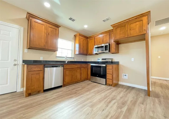 Photo 3 of Single family home for sale at 504 Sw 15Th St, Mineral Wells, TX 76067 | MLS# 21352462 | Listing updated on 2026-09-22
