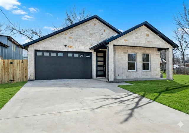 Photo 1 of Single family home for sale at 2821 Morse St, Greenville, TX 75401 | MLS# 21364975 | Listing updated on 2026-09-01