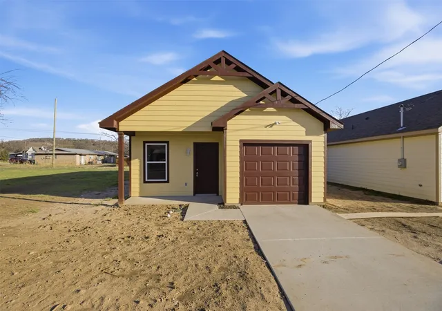 Photo 1 of Single family home for sale at 512 Sw 15th St, Mineral Wells, TX 76067 | MLS# 21365007 | Listing updated on 2026-08-20