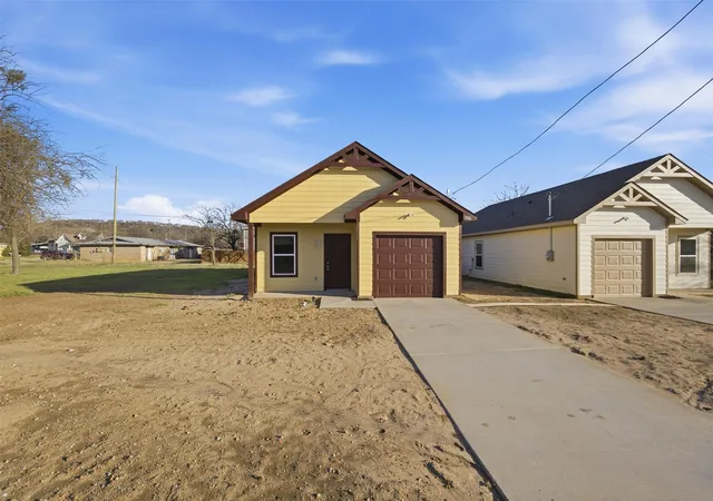 Photo 2 of Single family home for sale at 512 Sw 15th St, Mineral Wells, TX 76067 | MLS# 21365007 | Listing updated on 2026-08-20