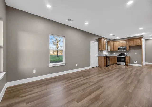 Photo 3 of Single family home for sale at 512 Sw 15th St, Mineral Wells, TX 76067 | MLS# 21365007 | Listing updated on 2026-08-20