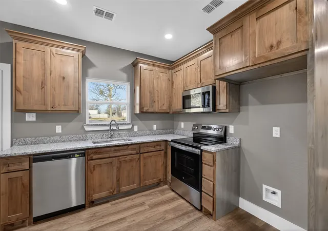 Photo 4 of Single family home for sale at 512 Sw 15Th St, Mineral Wells, TX 76067 | MLS# 21365007 | Listing updated on 2026-08-20