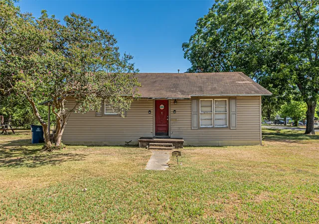 Photo 1 of Single family home for sale at 200 4th St, Kerens, TX 75144 | MLS# 21365047 | Listing updated on 2026-08-21