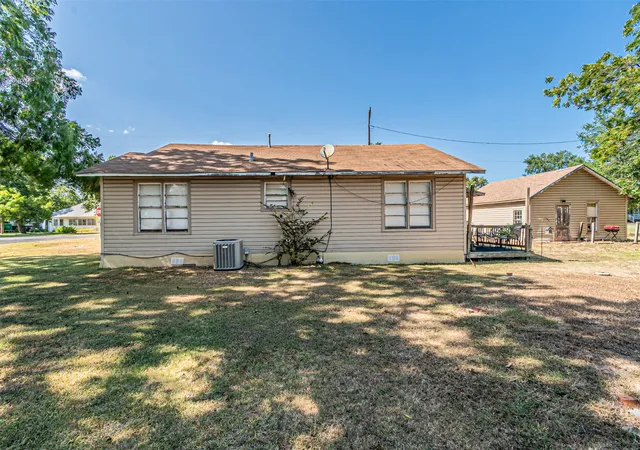 Photo 4 of Single family home for sale at 200 4Th St, Kerens, TX 75144 | MLS# 21365047 | Listing updated on 2026-08-21