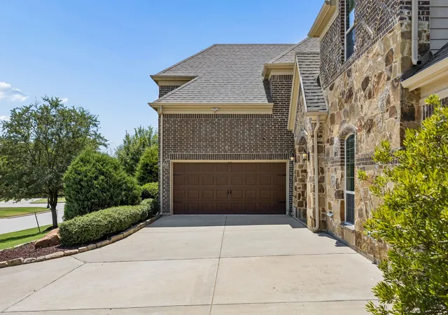 Photo 2 of Single family home for sale at 403 Clear Creek Dr, Mansfield, TX 76063 | MLS# 21363805 | Listing updated on 2026-10-03