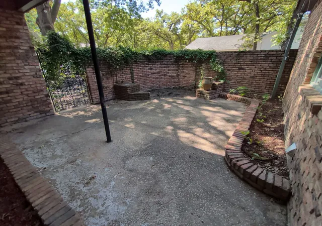 Photo 3 of Sale Pending at 2311 Lakeside Dr, Arlington, TX 76013 | MLS# 21362000 | Listing updated on 2026-08-29