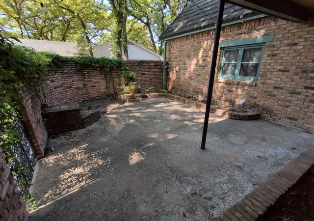Photo 4 of Sale Pending at 2311 Lakeside Dr, Arlington, TX 76013 | MLS# 21362000 | Listing updated on 2026-08-29
