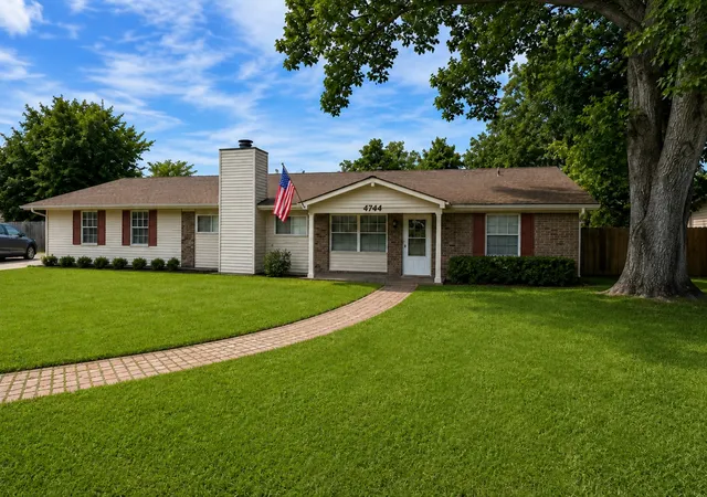 Photo 1 of Single family home for sale at 4744 Carolyn Ln, Shreveport, LA 71105 | MLS# 21365082 | Listing updated on 2026-08-24