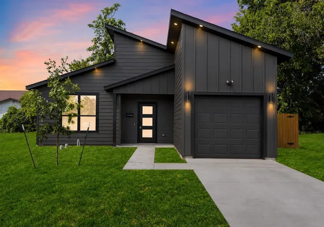 Single family home for sale at 2723 Lagow St, Dallas, TX 75210 | MLS# 21363594