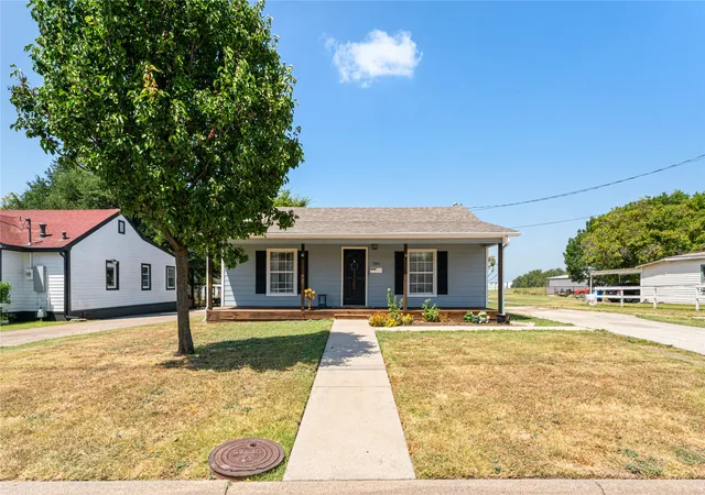 Photo 1 of Single family home for sale at 705 N Washington St, Farmersville, TX 75442 | MLS# 21363050 | Listing updated on 2026-08-31