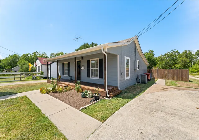 Photo 2 of Single family home for sale at 705 N Washington St, Farmersville, TX 75442 | MLS# 21363050 | Listing updated on 2026-08-31