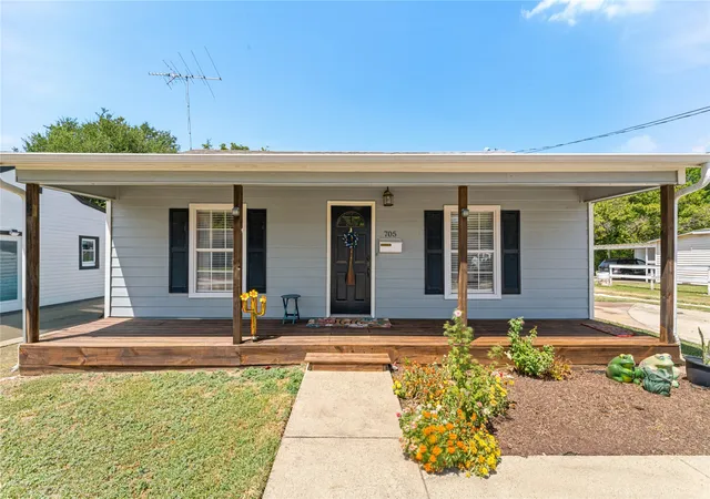 Photo 3 of Single family home for sale at 705 N Washington St, Farmersville, TX 75442 | MLS# 21363050 | Listing updated on 2026-08-31