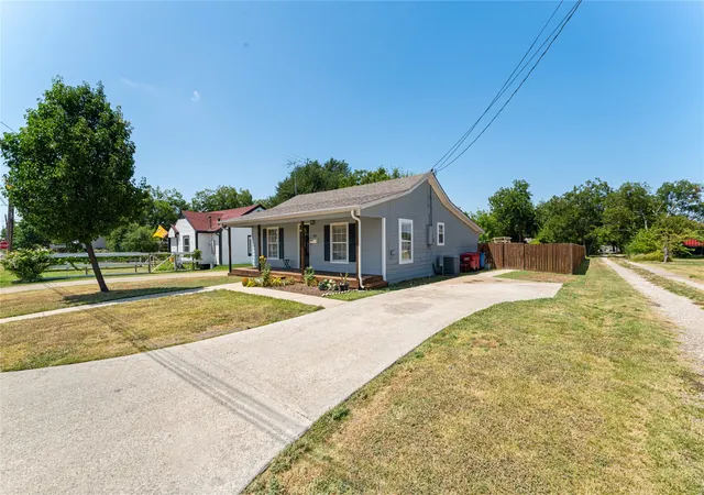 Photo 3 of Single family home for sale at 705 N Washington St, Farmersville, TX 75442 | MLS# 21363050 | Listing updated on 2026-08-31