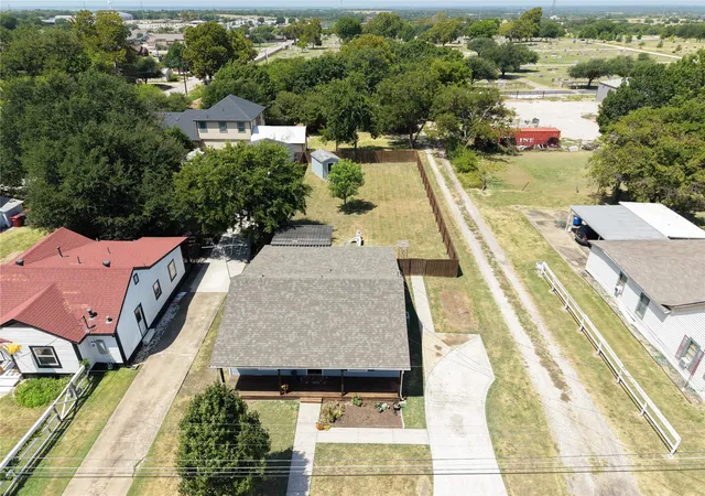 Photo 4 of Single family home for sale at 705 N Washington St, Farmersville, TX 75442 | MLS# 21363050 | Listing updated on 2026-08-31