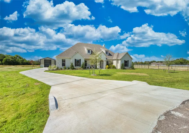 Photo 3 of Sale Pending at 1016 Emery Ct, Weatherford, TX 76087 | MLS# 21365102 | Listing updated on 2026-09-22