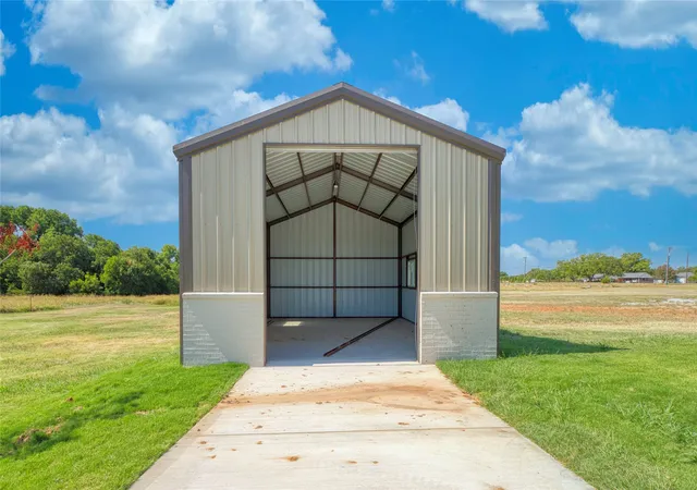 Photo 4 of Sale Pending at 1016 Emery Ct, Weatherford, TX 76087 | MLS# 21365102 | Listing updated on 2026-09-22
