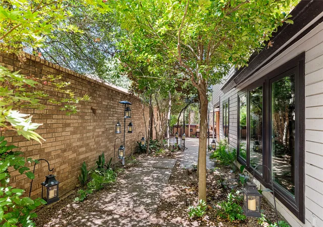 Photo 2 of Single family home for sale at 2207 Winter Sunday Wy, Arlington, TX 76012 | MLS# 21360667 | Listing updated on 2026-09-20