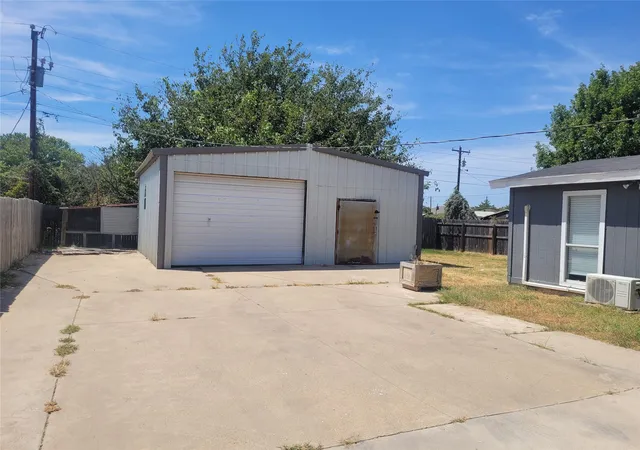 Photo 1 of Single family home for sale at 1921 Pelican Dr N, Azle, TX 76020 | MLS# 21364953 | Listing updated on 2026-10-01