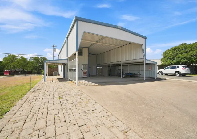 Photo 3 of Single family home for sale at 109 Yellowstone Dr, Whitney, TX 76692 | MLS# 21360867 | Listing updated on 2026-08-20