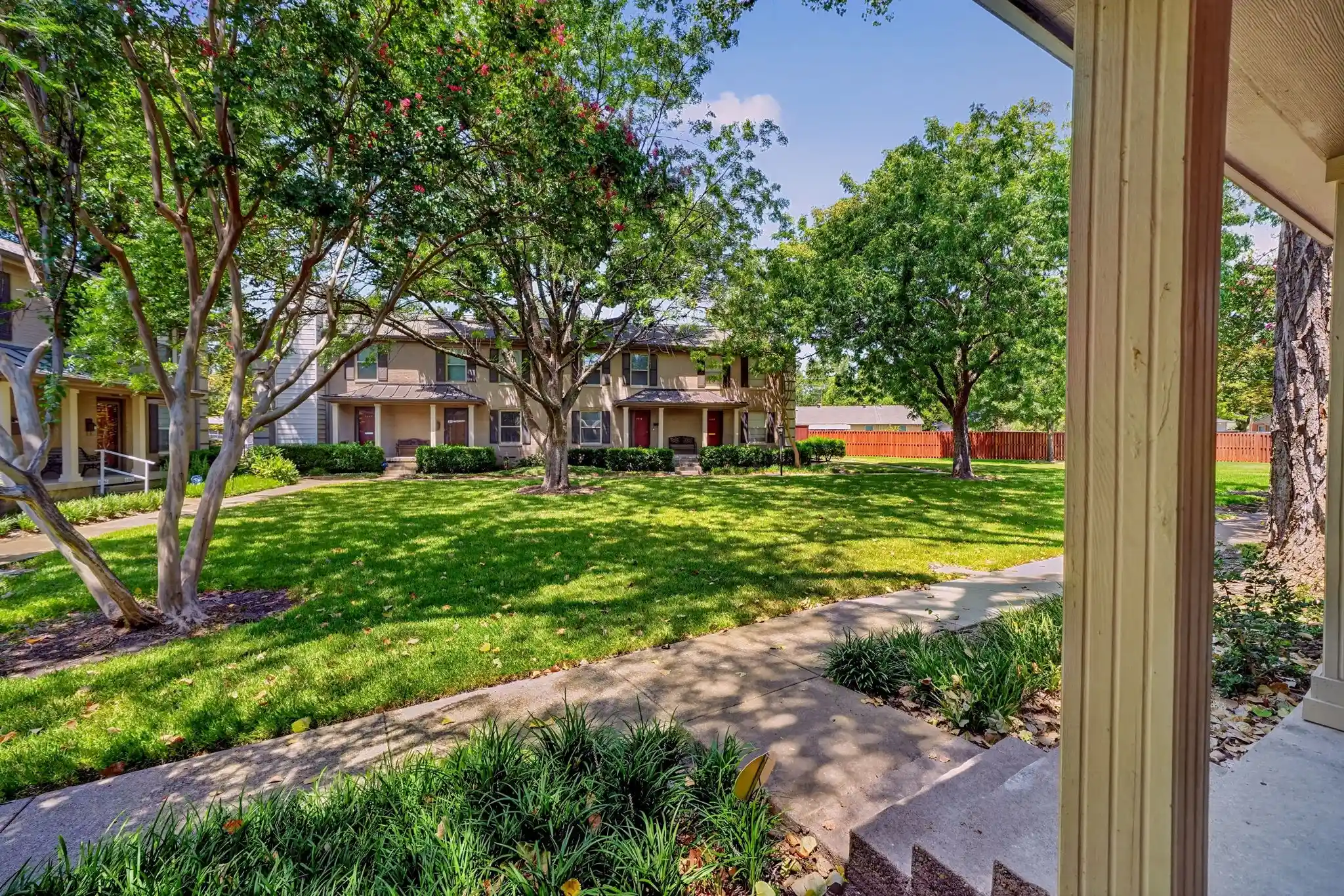 Listing Photo 2 - Condo for sale in 6435 Oriole Dr located at 6435 Oriole Dr, Dallas, TX 75209 - Unit #6435
