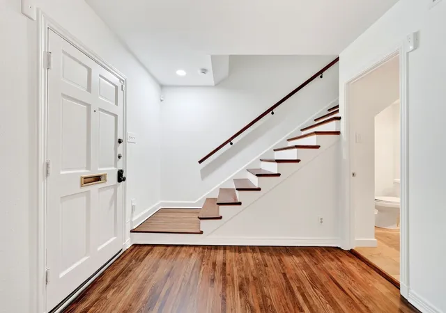 Listing Photo 5 - Condo for sale in building located at 6435 Oriole Dr, Dallas, TX 75209 - Unit #6435