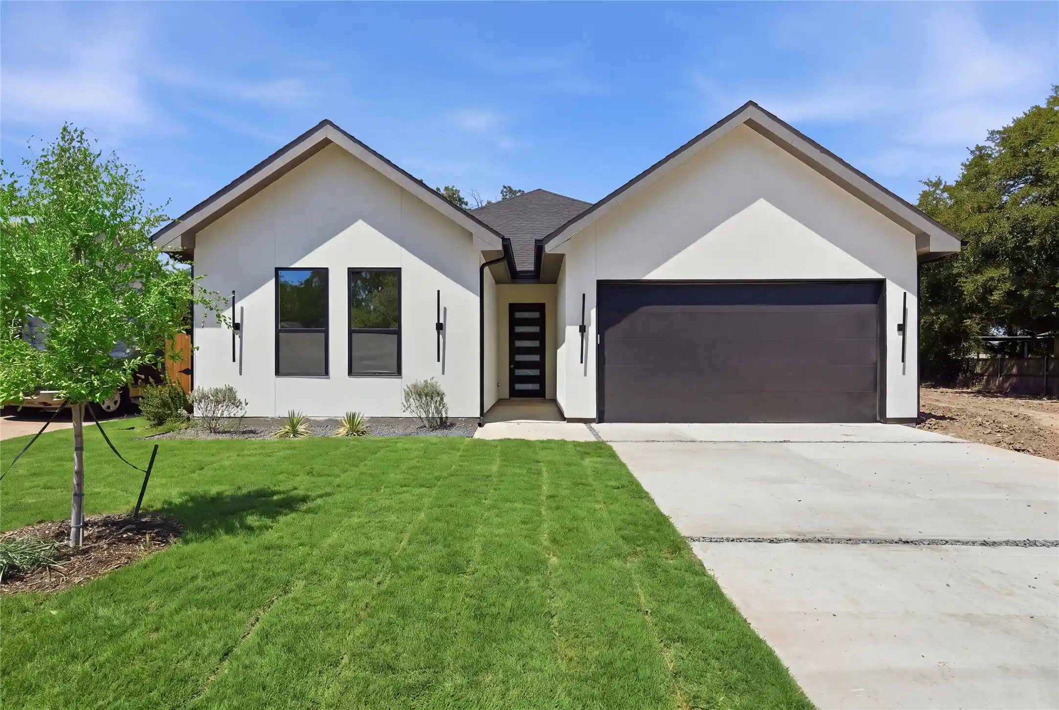 Photo 1 of Single family home for sale at 1327 E Waco Ave, Dallas, TX 75216 | MLS# 21365213 | Listing updated on 2026-10-29