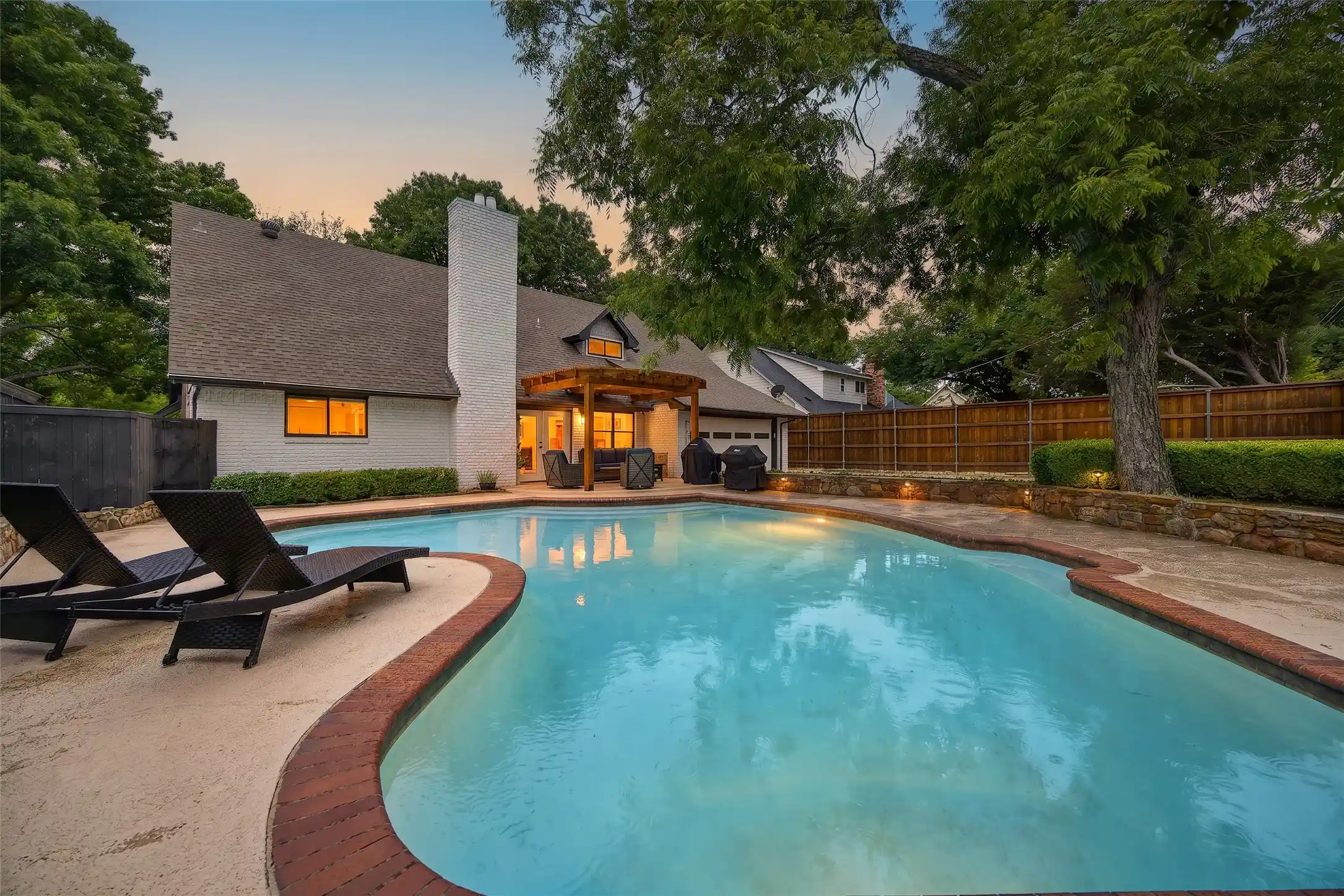 Photo 1 of Single family home for sale at 9827 Vistadale Dr, Dallas, TX 75238 | MLS# 21365295 | Listing updated on 2026-10-18