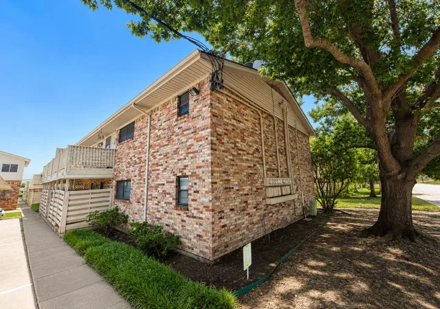 Listing Photo 4 - Condo for sale in building located at 5044 Matilda St, Dallas, TX 75206 - Unit #123