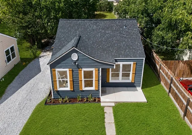 Photo 1 of Single family home for sale at 805 Adkins St, Bowie, TX 76230 | MLS# 21365372 | Listing updated on 2026-08-27
