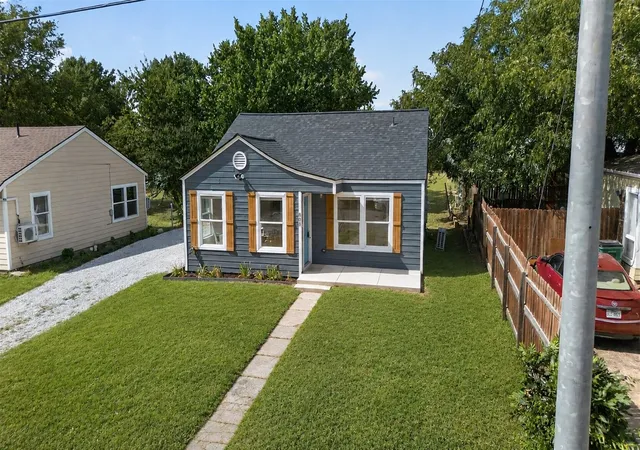 Photo 2 of Single family home for sale at 805 Adkins St, Bowie, TX 76230 | MLS# 21365372 | Listing updated on 2026-08-27