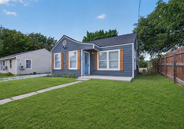 Photo 3 of Single family home for sale at 805 Adkins St, Bowie, TX 76230 | MLS# 21365372 | Listing updated on 2026-08-27