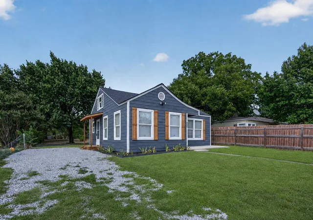 Photo 4 of Single family home for sale at 805 Adkins St, Bowie, TX 76230 | MLS# 21365372 | Listing updated on 2026-10-06