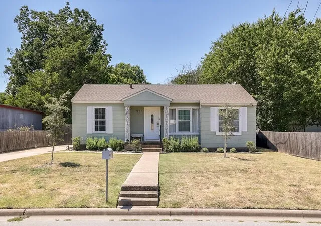 Photo 1 of Sale Pending at 821 Williams St, Waxahachie, TX 75165 | MLS# 21365384 | Listing updated on 2026-08-31