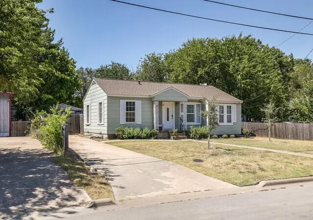 Photo 2 of Sale Pending at 821 Williams St, Waxahachie, TX 75165 | MLS# 21365384 | Listing updated on 2026-08-31