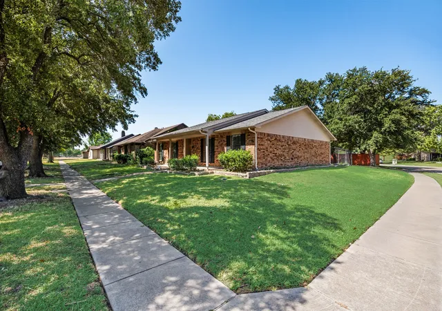 Photo 3 of Single family home for sale at 6117 Scenic Dr, Rowlett, TX 75088 | MLS# 21362411 | Listing updated on 2026-10-01