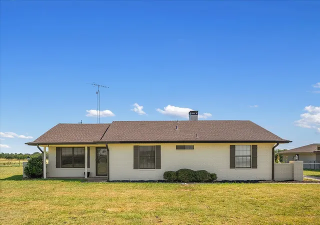 Photo 3 of Single family home for sale at 368 Fm 1566 E, Greenville, TX 75401 | MLS# 21365424 | Listing updated on 2026-08-24