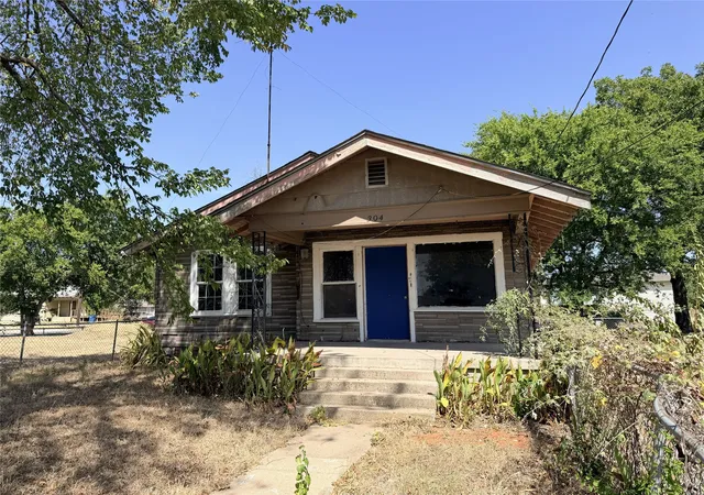 Photo 1 of Single family home for sale at 304 E 1st Ave, Corsicana, TX 75110 | MLS# 21364492 | Listing updated on 2026-08-21
