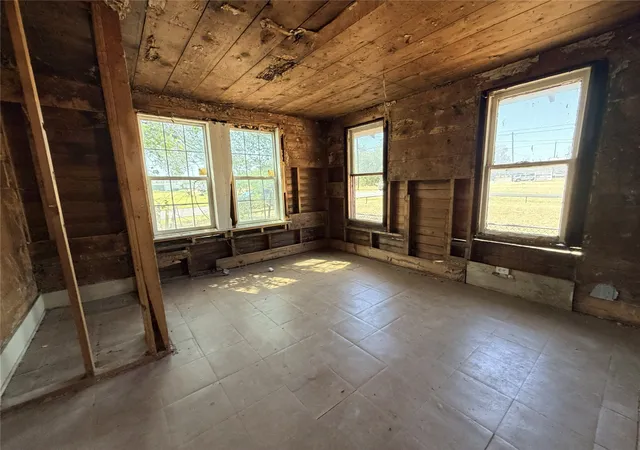 Photo 3 of Single family home for sale at 304 E 1St Ave, Corsicana, TX 75110 | MLS# 21364492 | Listing updated on 2026-08-21
