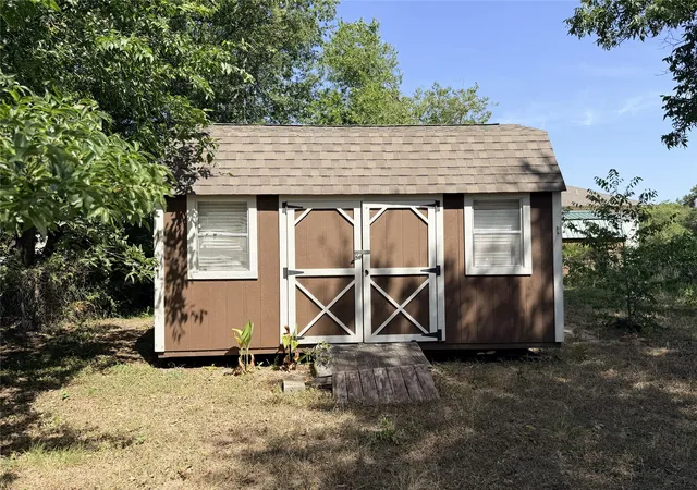 Photo 9 of Single family home for sale at 304 E 1st Ave, Corsicana, TX 75110 | MLS# 21364492 | Listing updated on 2026-08-21