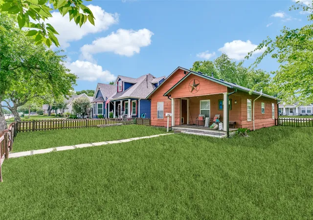 Photo 1 of Land for sale at 612 E Wall St, Grapevine, TX 76051 | MLS# 21365412 | Listing updated on 2026-08-31