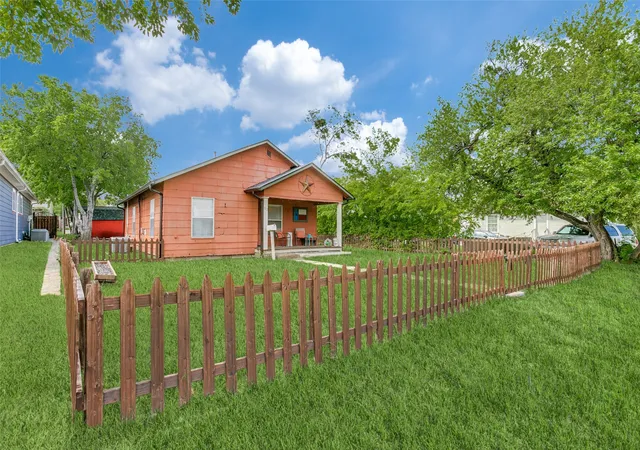 Photo 3 of Land for sale at 612 E Wall St, Grapevine, TX 76051 | MLS# 21365412 | Listing updated on 2026-08-31