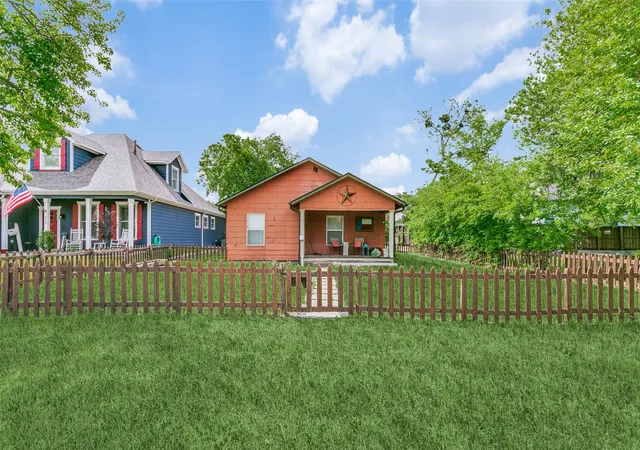 Photo 3 of Land for sale at 612 E Wall St, Grapevine, TX 76051 | MLS# 21365412 | Listing updated on 2026-08-31
