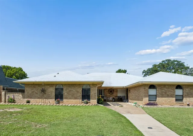 Photo 2 of Single family home for sale at 2903 Country Pl Ct, Carrollton, TX 75006 | MLS# 21364751 | Listing updated on 2026-08-21