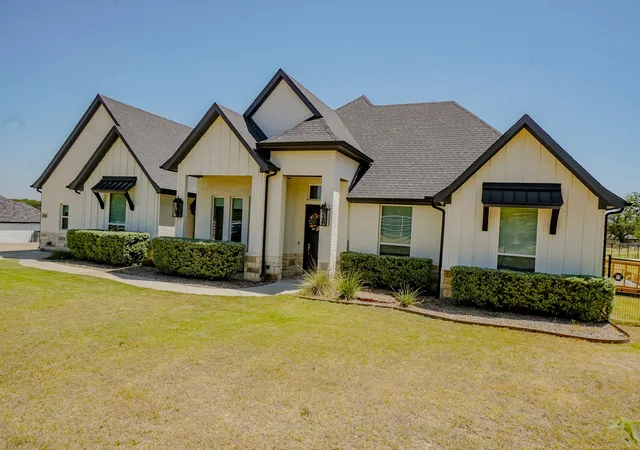 Photo 2 of Single family home for sale at 650 Finney Dr, Weatherford, TX 76085 | MLS# 21362785 | Listing updated on 2026-08-21