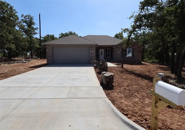 Photo 2 of Single family home for sale at 175 Lori Dr, Mineral Wells, TX 76067 | MLS# 21365335 | Listing updated on 2026-08-21